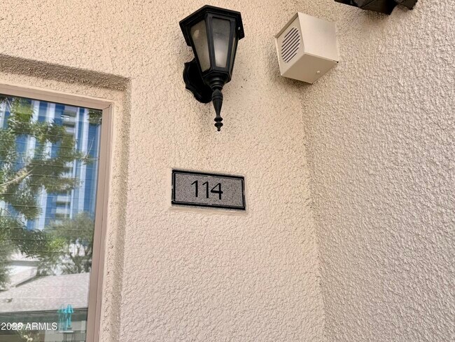 Foto del edificio - 100 E Fillmore St