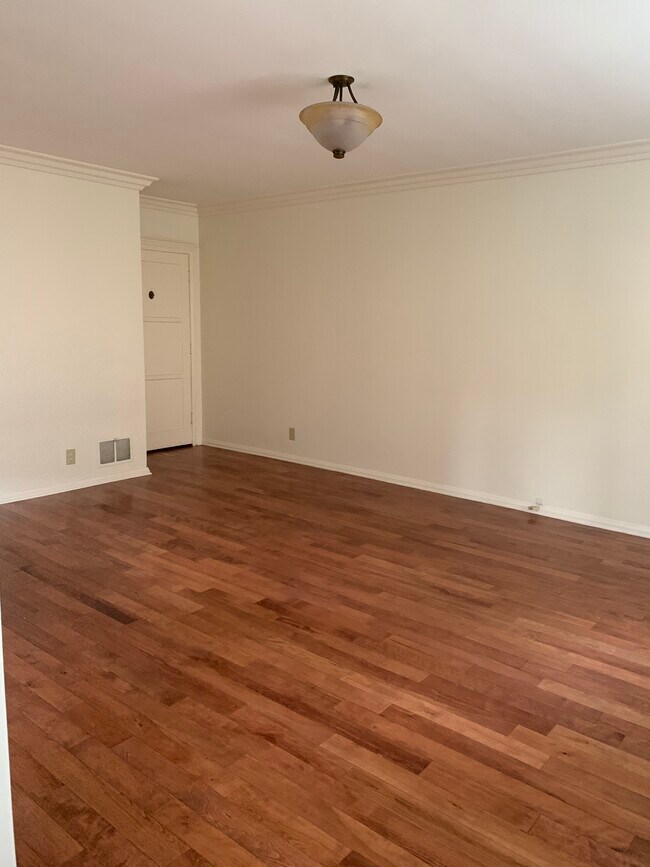 Building Photo - 461 W 38th St