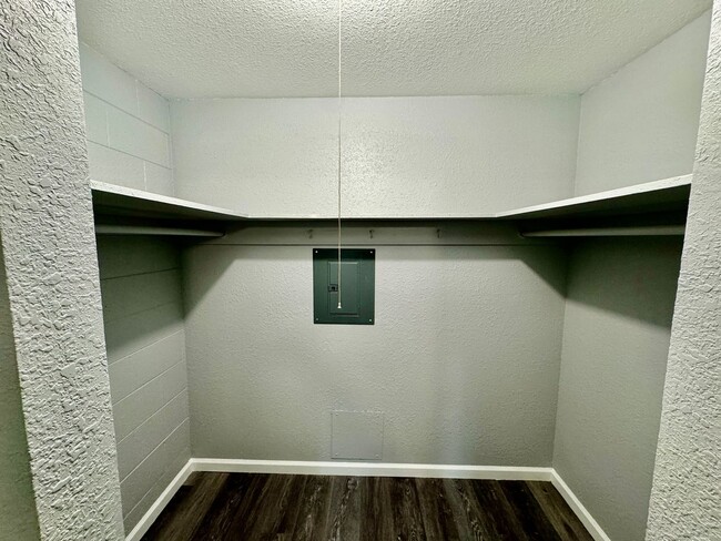 Building Photo - Remodeled 1bd/1bth Apartment on Ground Flo...