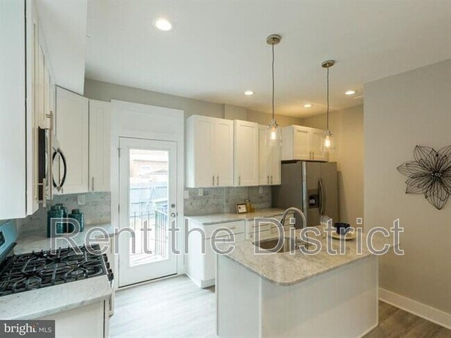 Building Photo - 604 Roxboro Pl NW