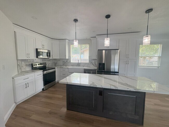 Foto del edificio - Available NOW Recently Renovated 3BR/3BA Home with Modern Finishes & Spacious Backyard Near Downt...