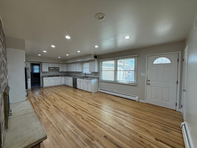 Foto del edificio - Gorgeous Remodeled 3-Bedroom Home in Lakewood!!