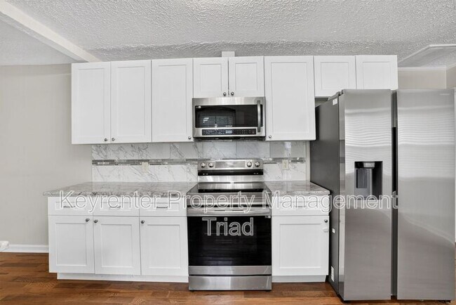 Foto del edificio - 5108 Lakeshore Ct