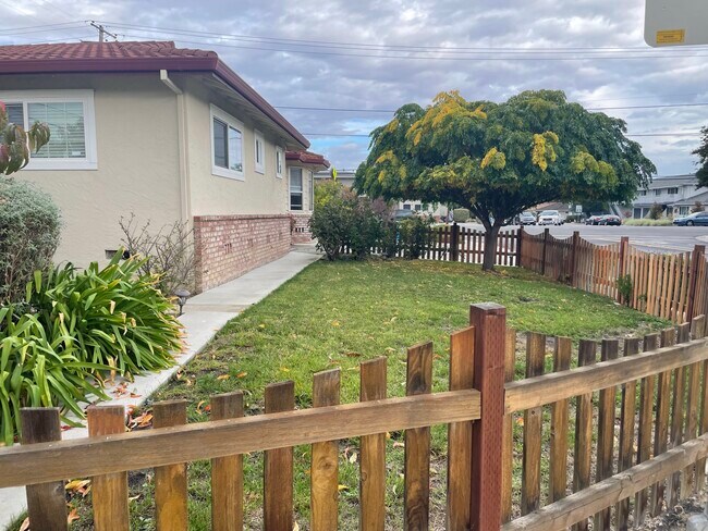 Building Photo - 792 Los Olivos Dr