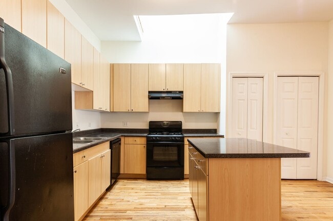 Building Photo - HUGE 3BR/2BA Duplex UP Close to Blue Line  NO SECURITY DEPOSIT!