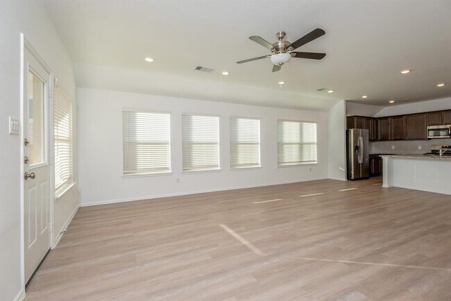 Building Photo - 5120 Twin Summit Dr