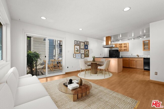 Foto del edificio - 648 N Grand Ave