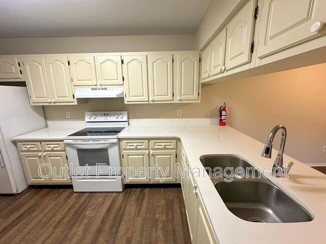 Building Photo - 670 Kenwick Cir
