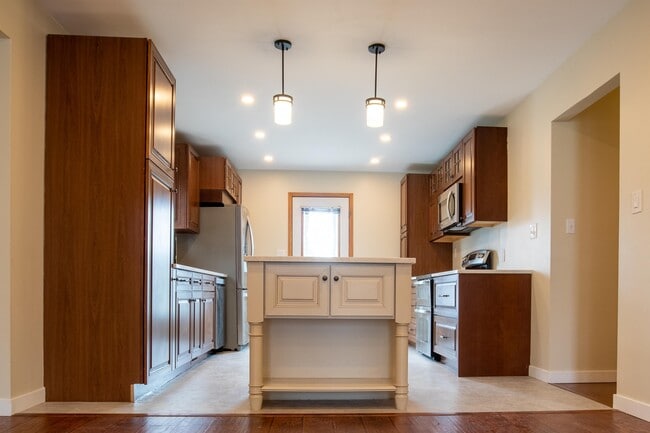 Building Photo - 868 Kernaghan Ave