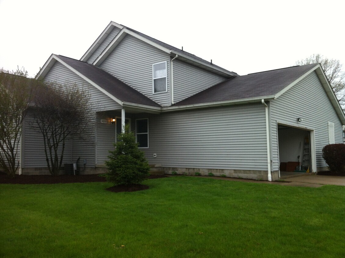 Exterior entrance way and garage. - 1409 Loop Road