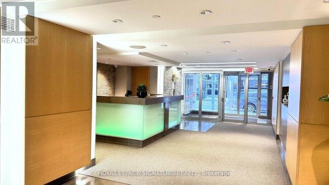 Photo du bâtiment - 220 Victoria St