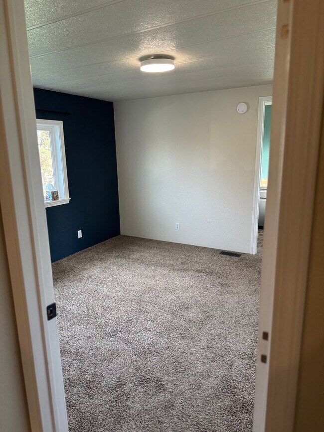 Building Photo - 2 Bedroom 2 Bath