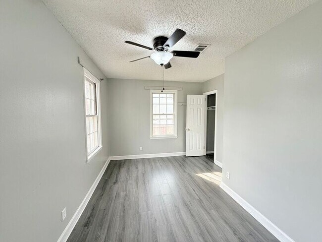 Foto del edificio - 820 W Jordan St