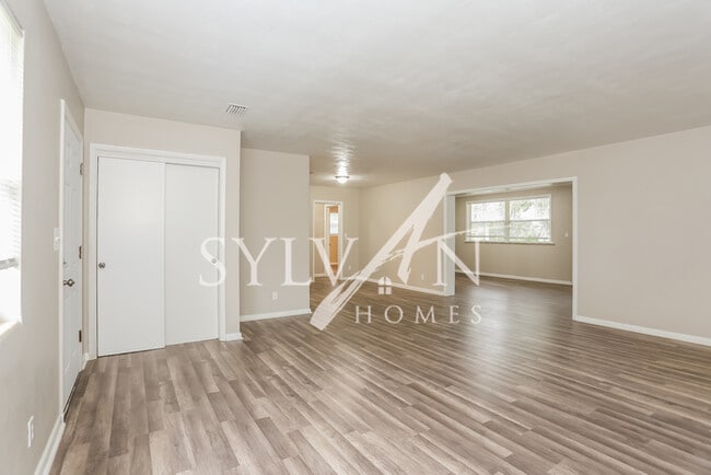 Building Photo - Carve Out a Great Life Here!