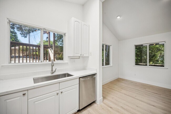 Foto del edificio - 2BD/1.5BA LIGHT & BRIGHT, MILL VALLEY HOME...