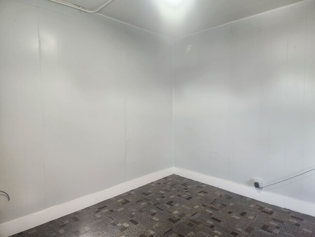Building Photo - E. Walnut 2br 1 ba w/d hookup