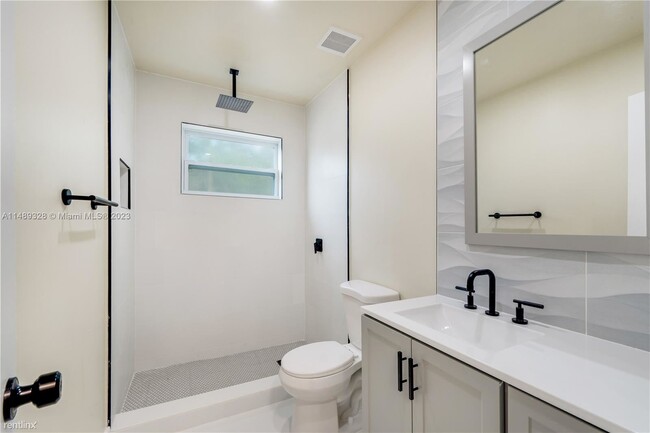 Building Photo - 4 br, 2 bath House - 3380 NE 13th Ave # 3380