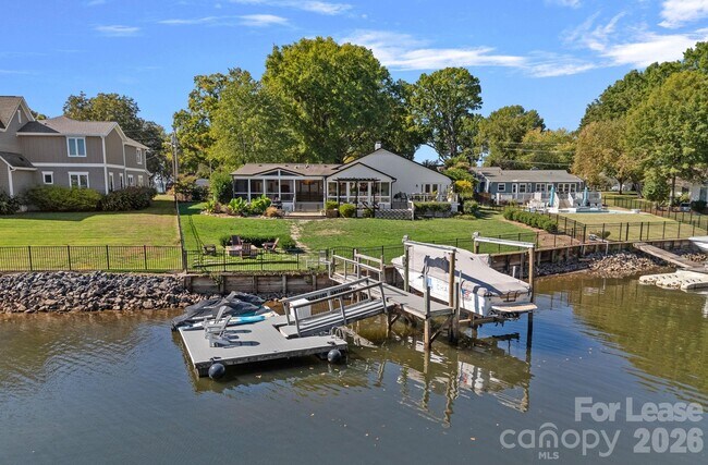 Foto del edificio - 18026 Whispering Oaks Dr