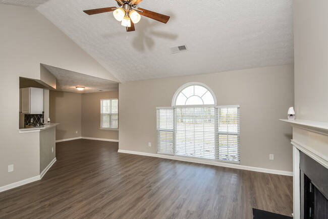 Foto del edificio - 4949 Lake Park Ln