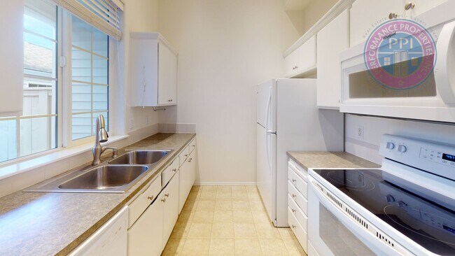 Foto del edificio - Updated Townhome with Detached Garage! Close to Shops & Restaurants