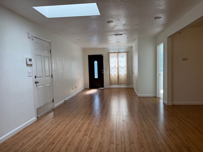 Building Photo - Clean 1500 Sqft. 3 Bedroom 2 Bath Carmichael Home for Rent.