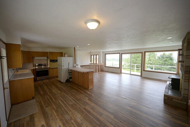 Building Photo - 4 bed, 2 bath, split level home in Sequim,...