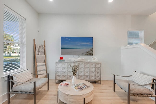 Foto del edificio - 223 E Lakeshore Dr