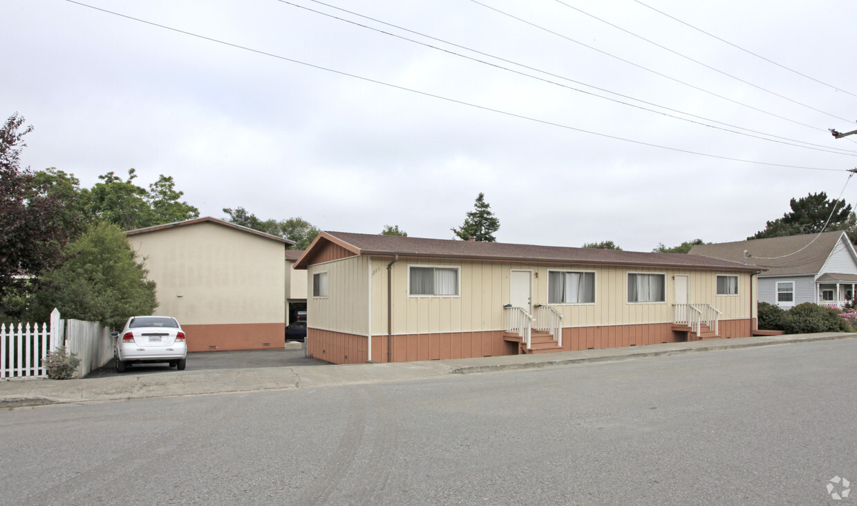 Primary Photo - 323 Stage Rd