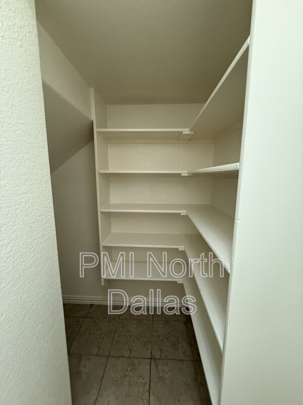 Building Photo - 528 S Greenville Ave