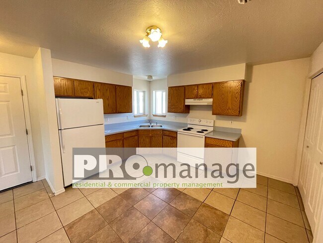 Foto del edificio - 3 Bed, 1 Bath Apartment w/ 1-Car Garage - Idaho Falls