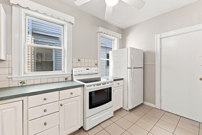 Building Photo - 147 Murdock St