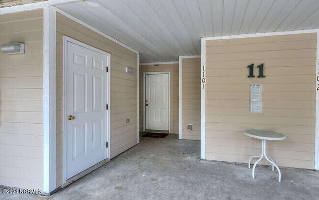 Building Photo - 3350 Club Villas Dr