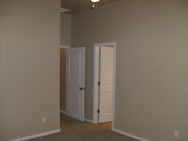 Foto del edificio - Beautiful 3 bed/2 bath Duplex off of Bunny Trail