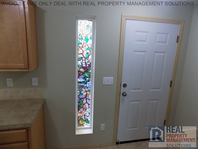 Building Photo - Spacious Townhome in Montavilla Neighborhood!
