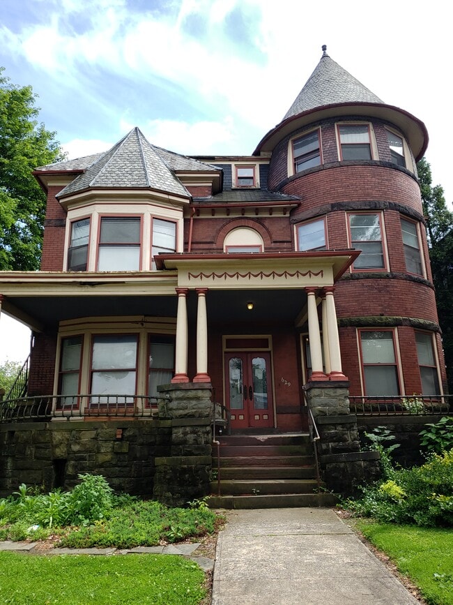 Building Photo - 629 W 4th St