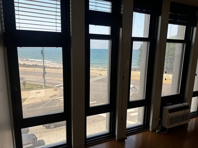 Foto del edificio - 6700 S South Shore Dr