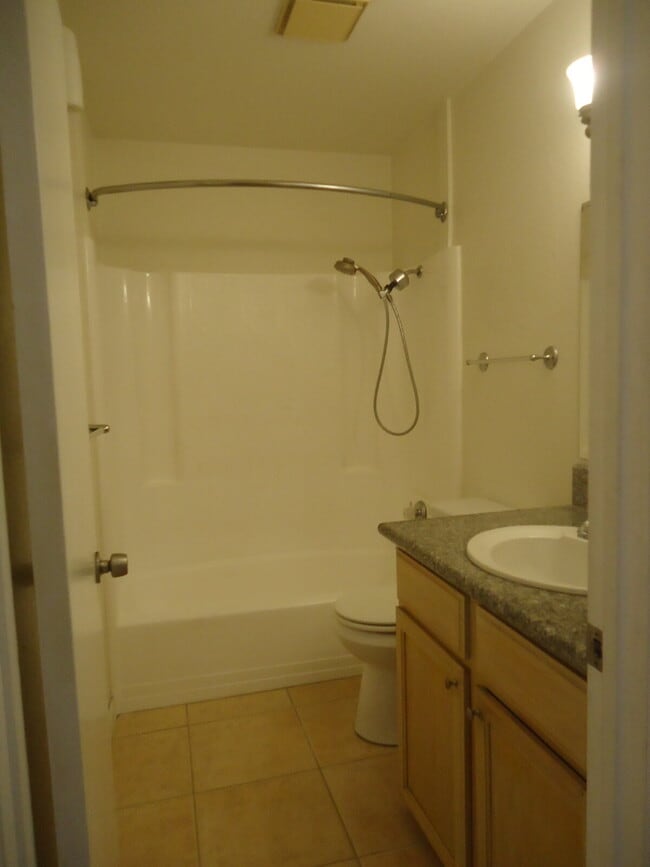 Building Photo - "Discover Coastal Living: Spacious 3-Bed, 2-Bath Townhouse