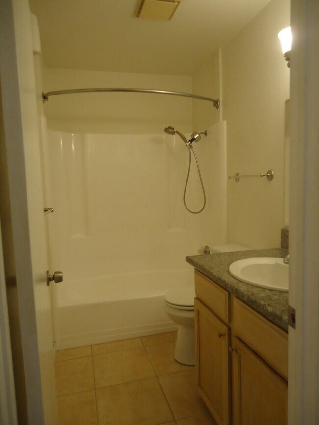 Foto del edificio - "Discover Coastal Living: Spacious 3-Bed, 2-Bath Townhouse