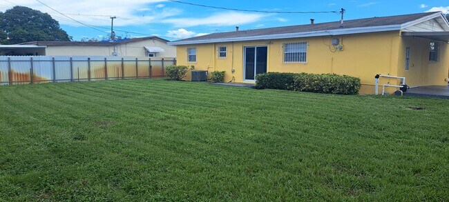 Foto del edificio - 4935 NW 182nd St