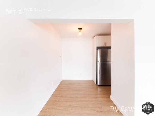 Foto del edificio - Top Floor Corner Unit With Courtyard Views
