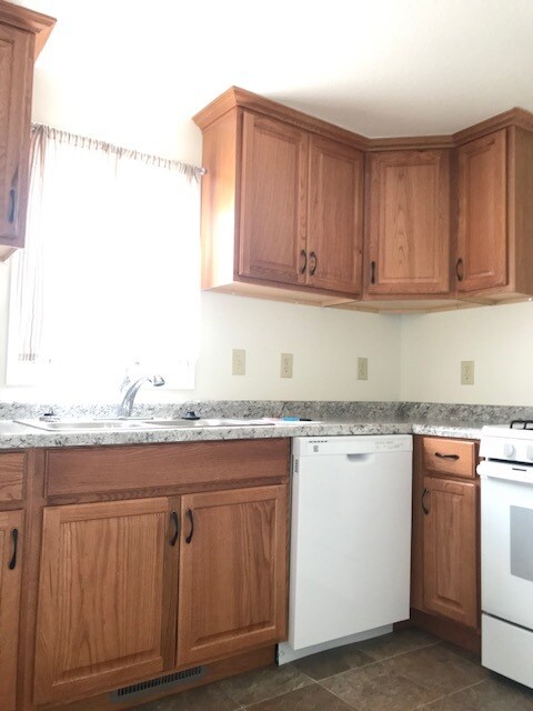 Kitchen with dishwasher. - 400 Fremont St
