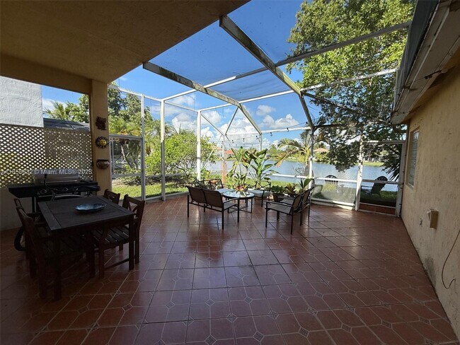 Foto del edificio - 944 Savannah Falls Dr