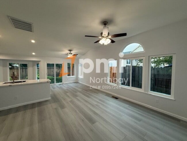 Foto del edificio - 210 Leafwood Ct