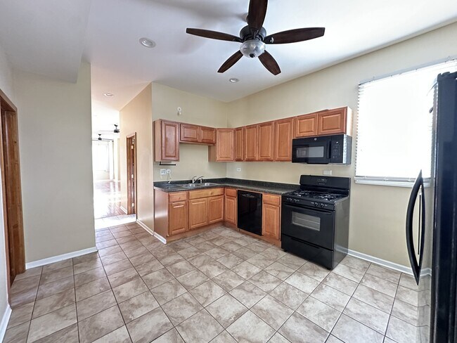 Foto del edificio - 2028 N Hamlin Ave