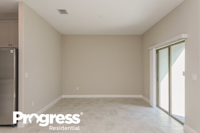 Building Photo - 2850 Coach Manors Way