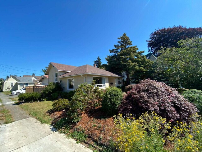 Foto del edificio - Charming 3-Bedroom Home with Massive Detac...