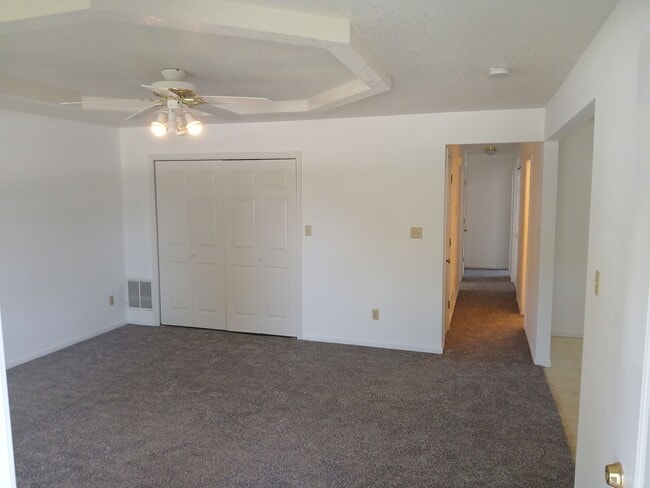 Building Photo - 3 bdrm, 2 bath, 2 car garage House For Rent
