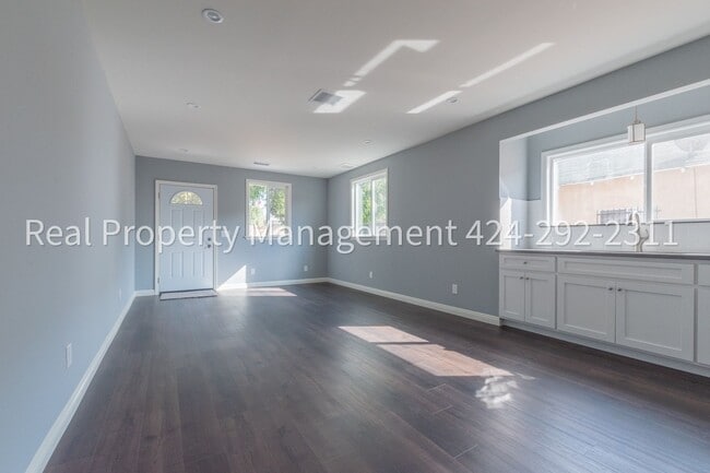 Building Photo - Dont miss out this 4 Bed 2 bath