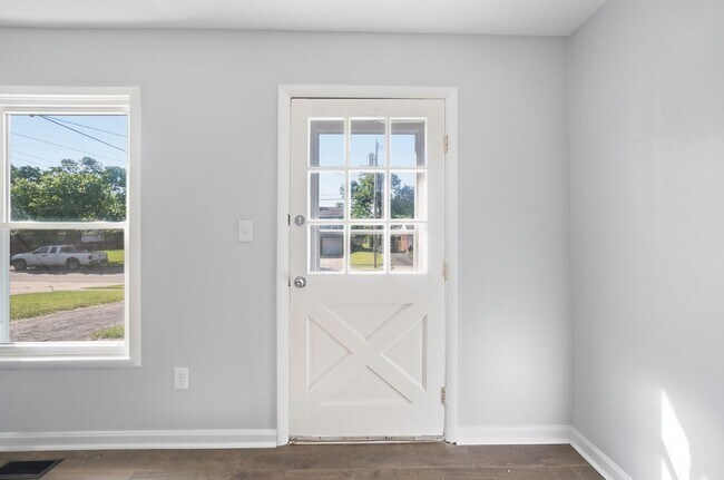 Foto del edificio - Newly Renovated Three Bed available to rent with move-in special!
