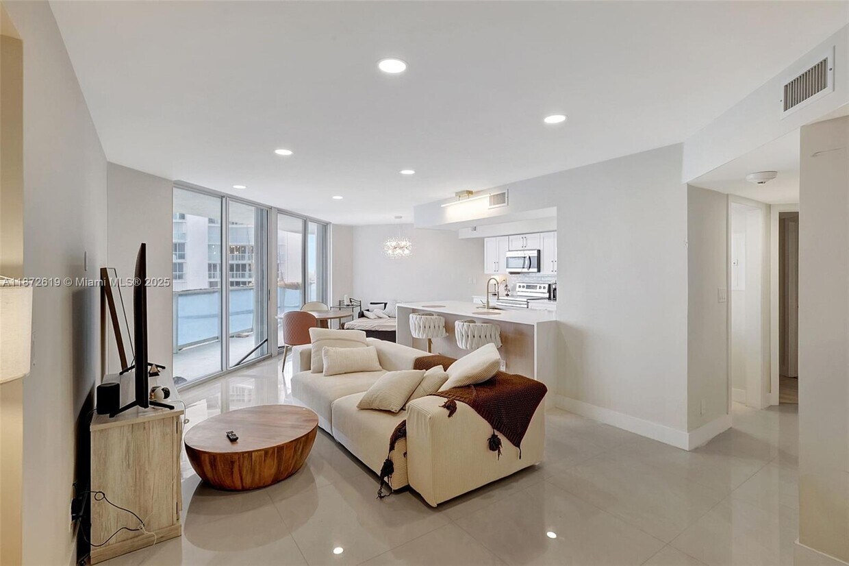 Foto principal - 16485 Collins Ave